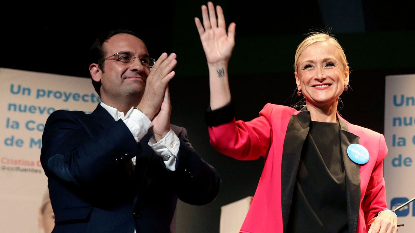 Daniel Ortiz, junto a la entonces candidata a la presidencia de la Comunidad de Madrid, Cristina Cifuentes, en un mitin en Móstoles en mayo de 2015