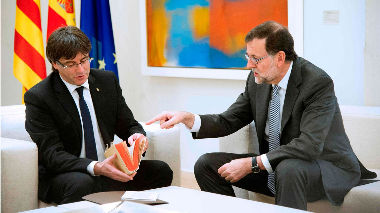 El presidente del Gobierno en funciones, Mariano Rajoy, reunido en la Moncloa con el presidente catalán, Carles Puigdemont