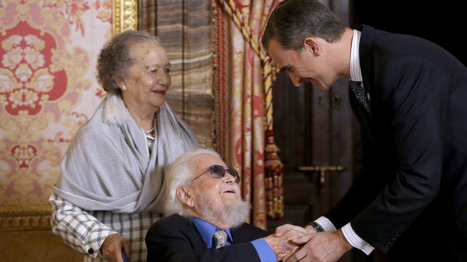 REYES OFRECEN ALMUERZO A FERNANDO DEL PASO