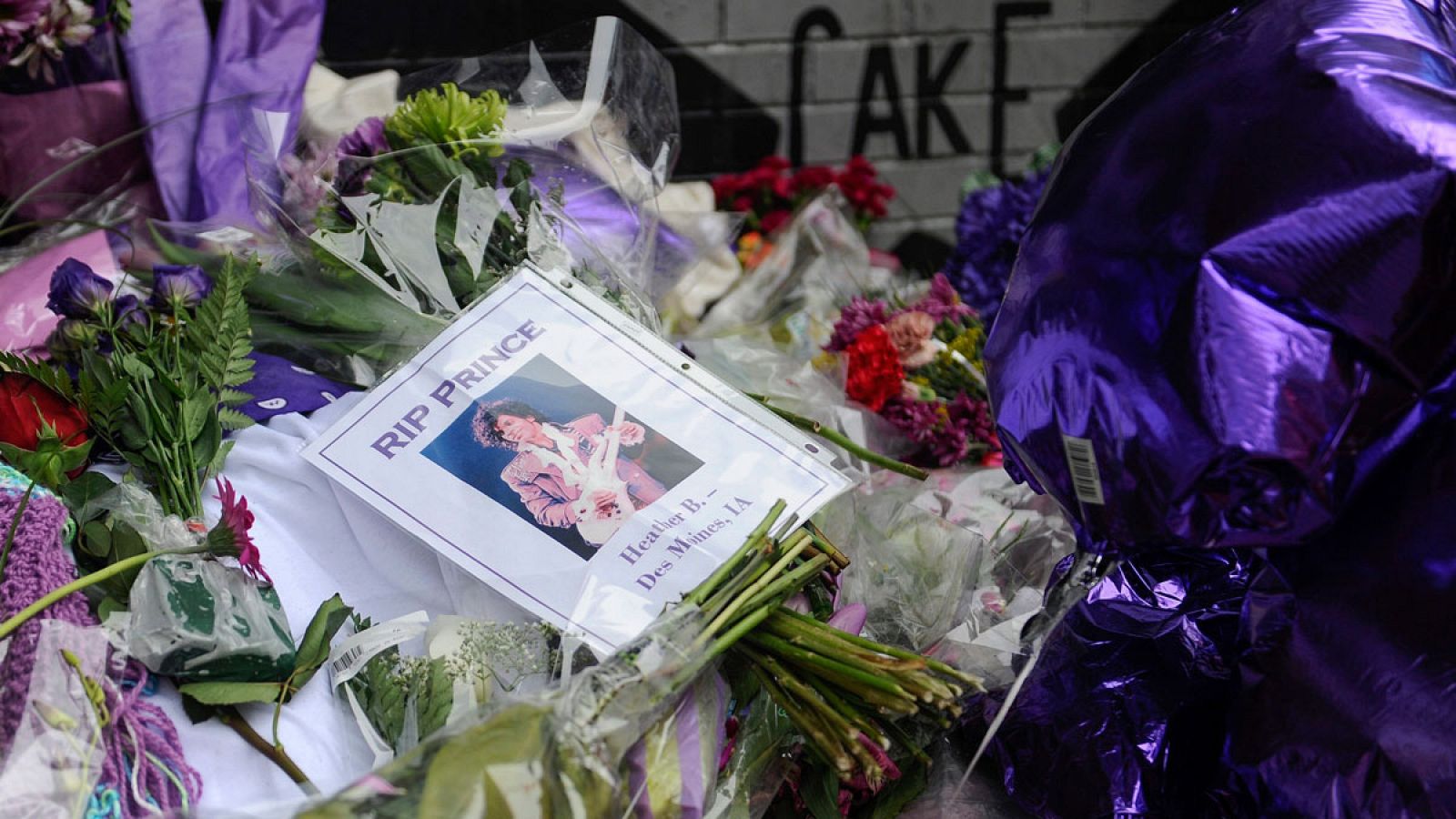 Vista de flores y globos dejadas por varios fans en la discoteca donde debutó el cantante Prince, First Avenue, en Minneapolis, Minnesota (EE.UU.).