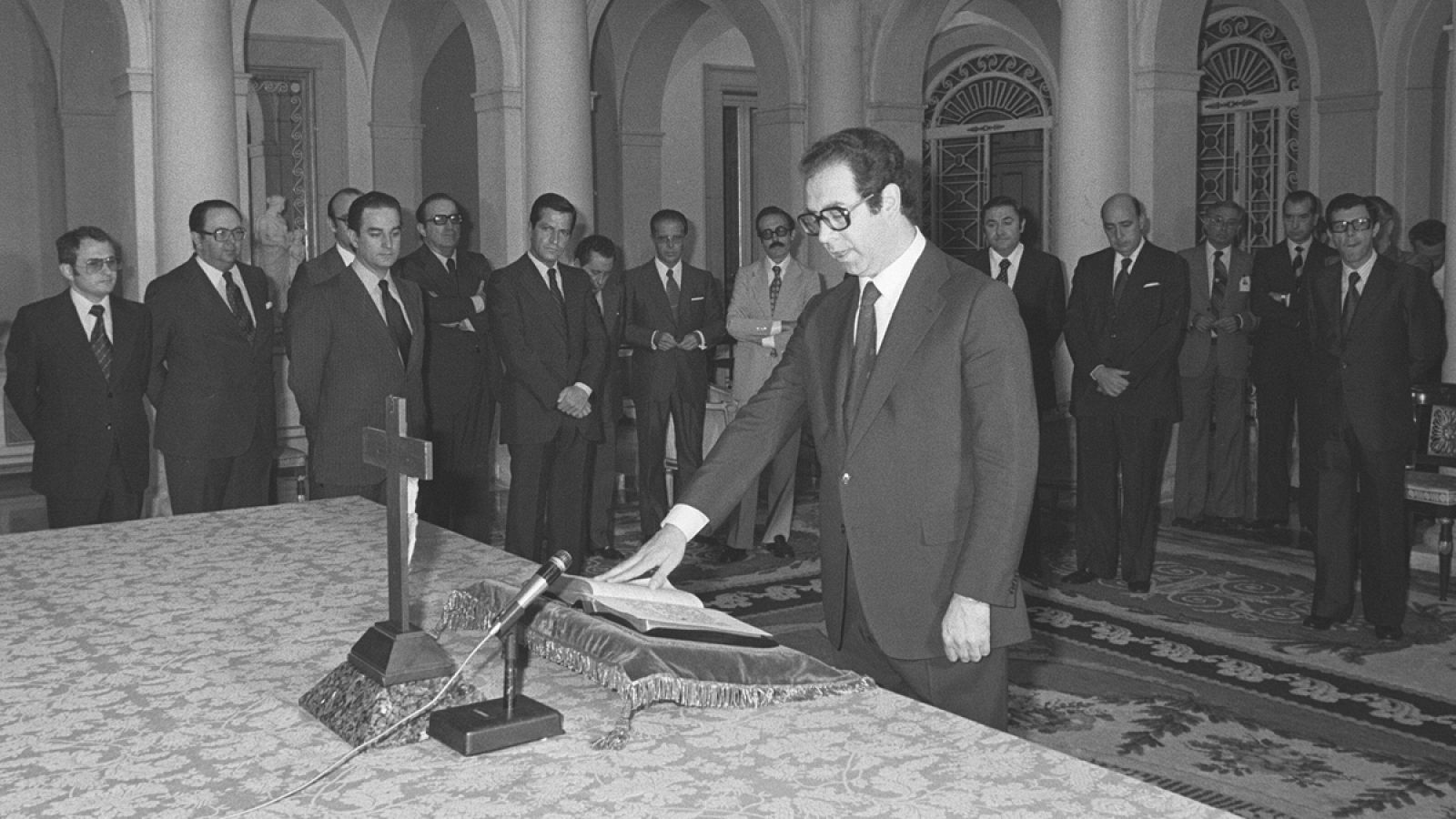 Luis González Seara jurando su cargo como secretario de Estado de Universidades e Investigación, en 1977.
