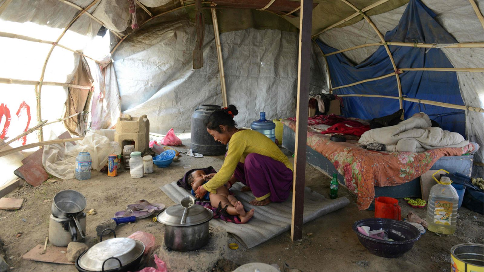 Una superviviente del terremoto vive con su bebé en una tienda improvisada en Katmandú.