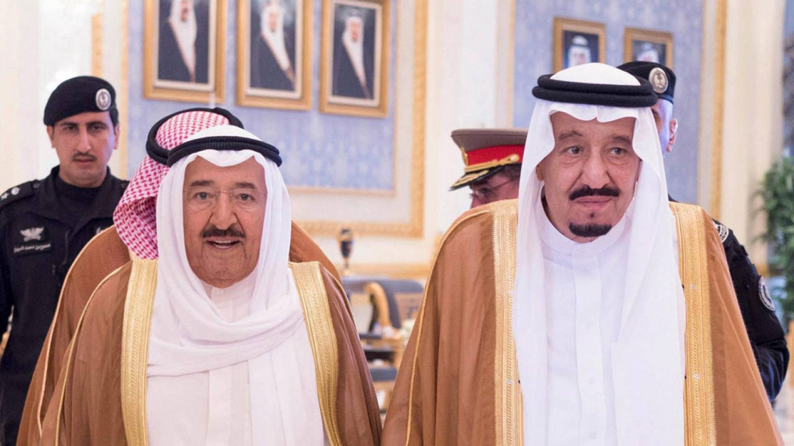 El rey saudí, Salman bin Abdelaziz, da la bienvenida al emir de Kuwait, Sabah al Ahmad al Sabah