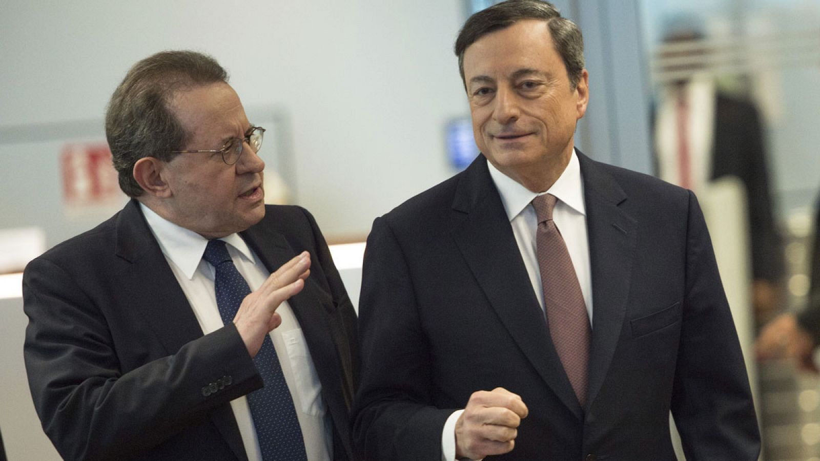 Vítor Constancio habla con Mario Draghi