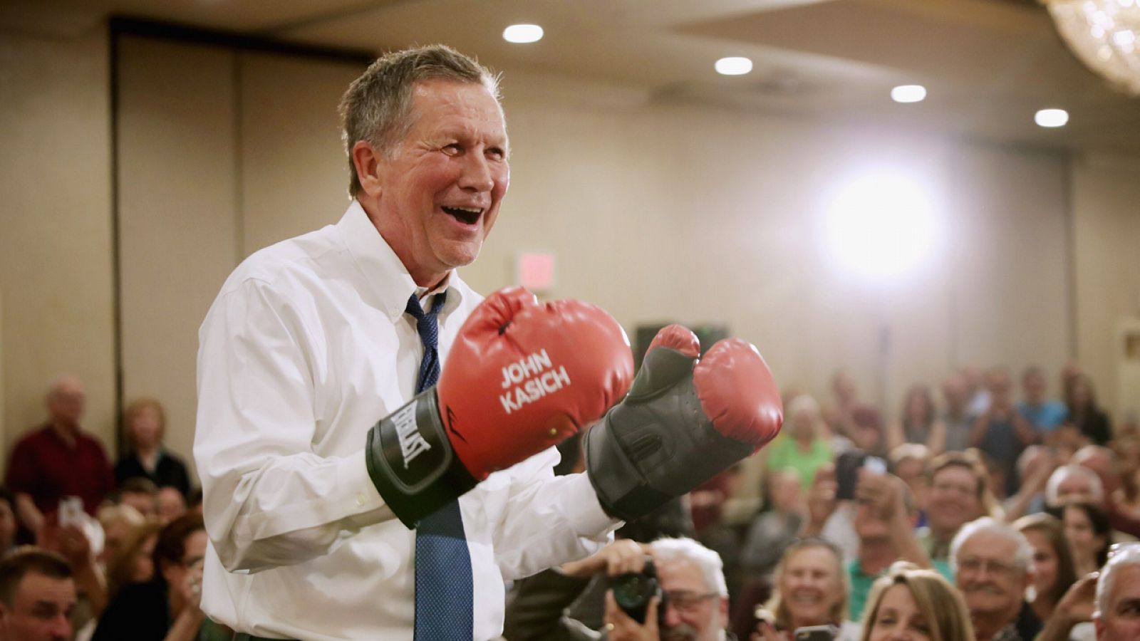 El aspirante republicano John Kasich se calza unos guantes de boxeo durante un mitin en Annapolis