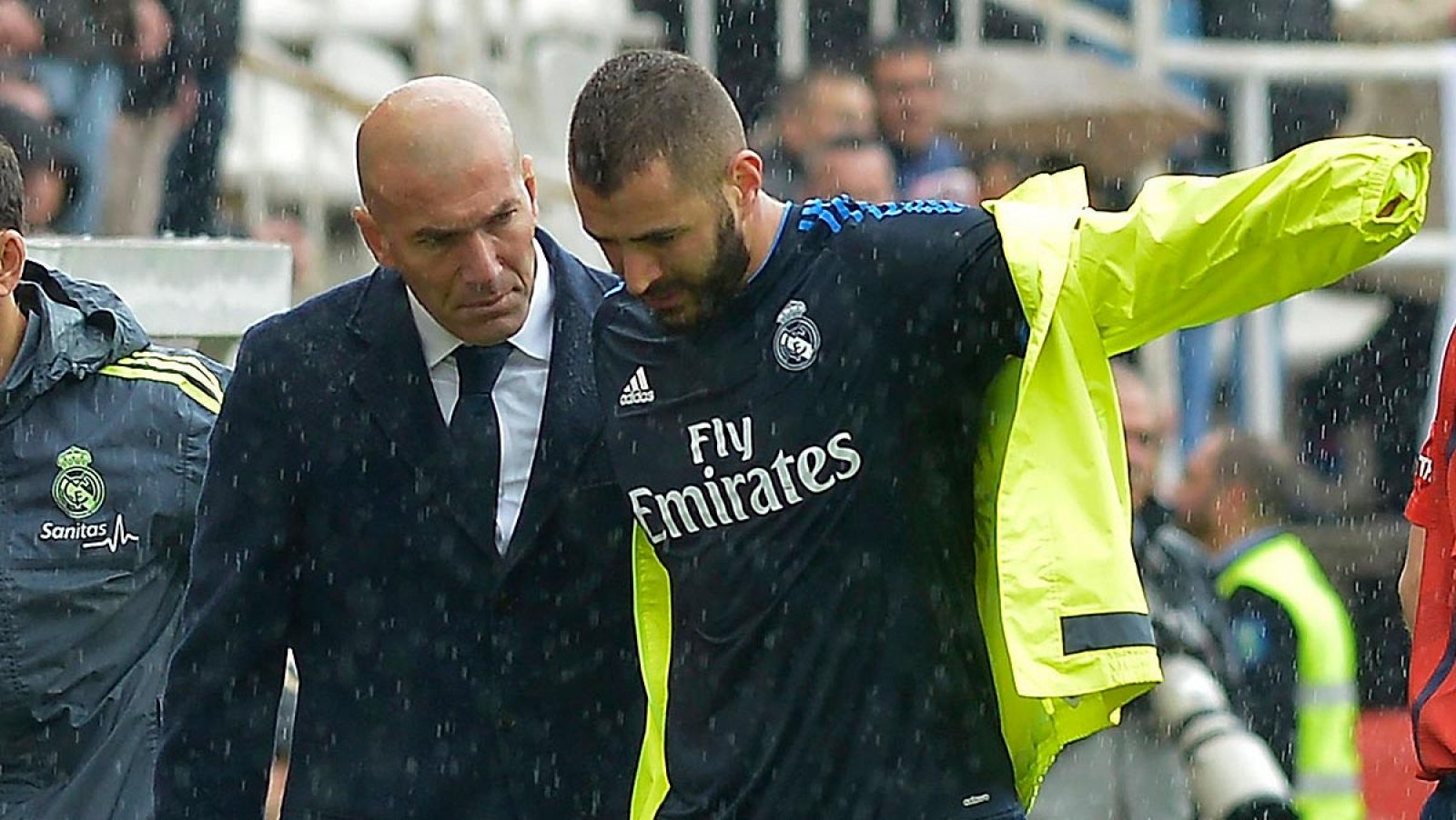 Zidane se interesa por Benzema, que sale de Valllecas tocado