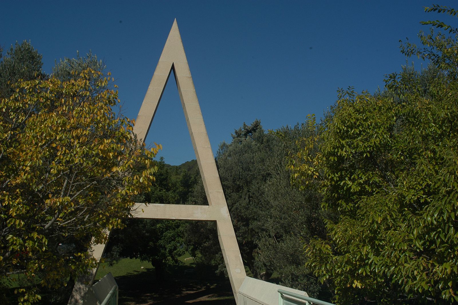 Poema visual transitable de Joan Brossa, ubicado en Barcelona