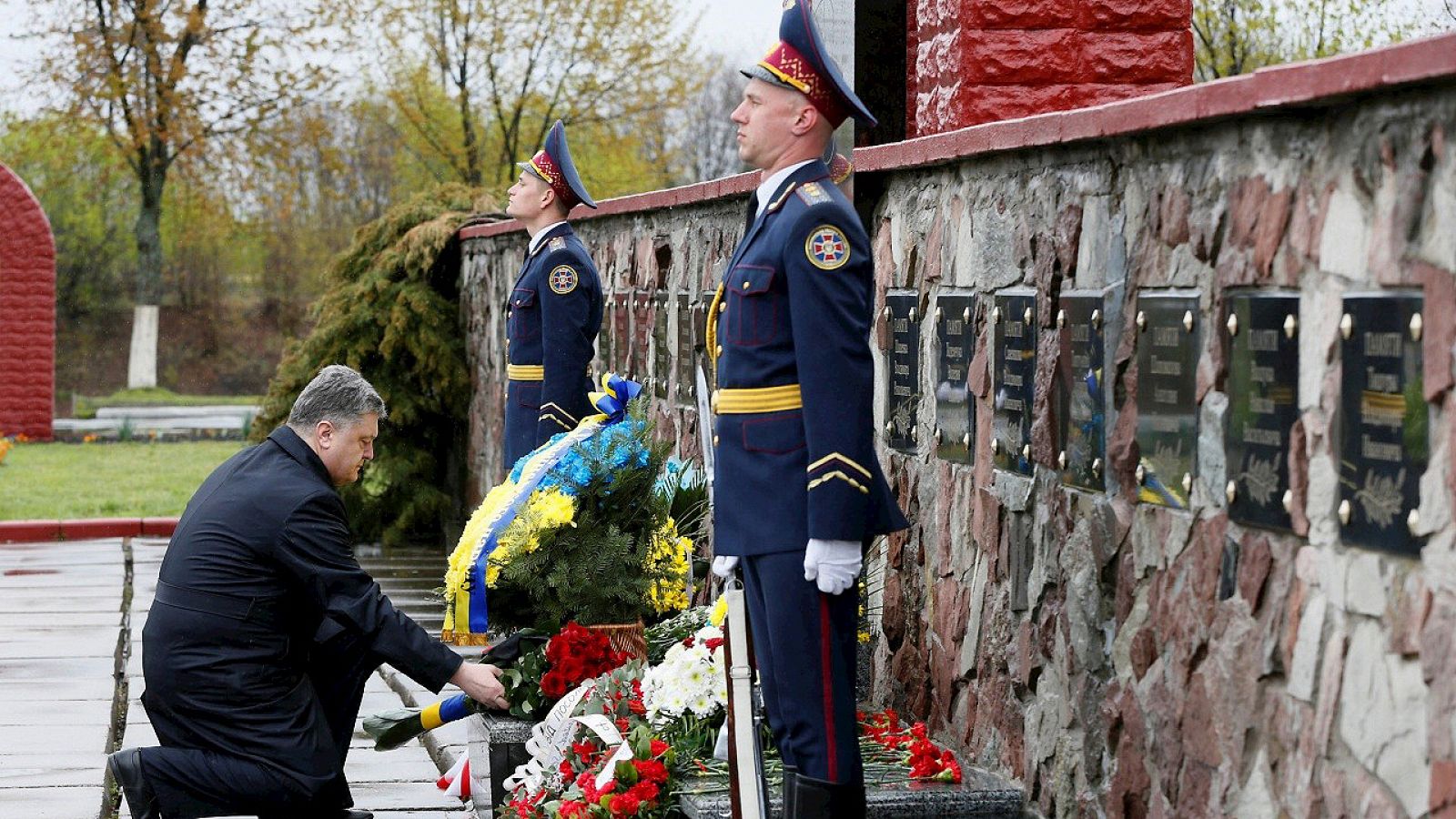 El presidente de Ucrania, Petro Poroshenko, homenajea a los "liquidadores" de Chernobil cerca de la central nuclear, el 26 de abril de 2016. REUTERS/Valentyn Ogirenko