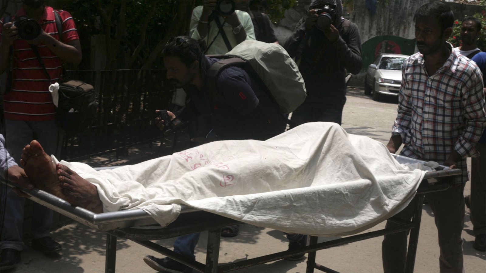 Un sanitario del hospital de Dhaka transporta cuerpo del activista bangladesí asesinado Xulhaz Mannan