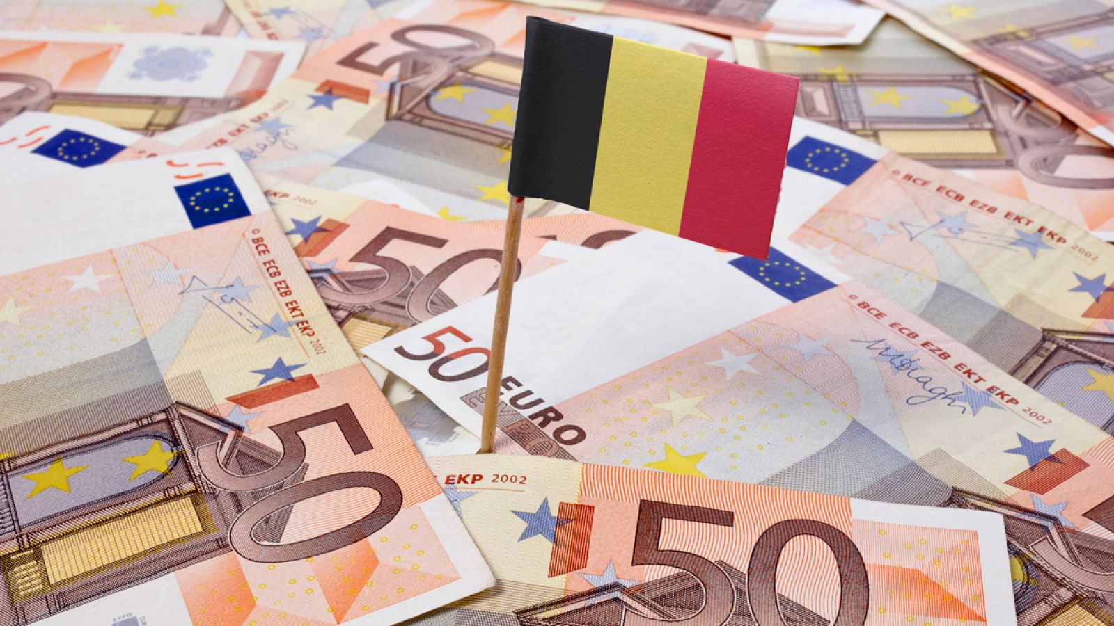 La bandera de Bélgica sobre billetes de 50 euros