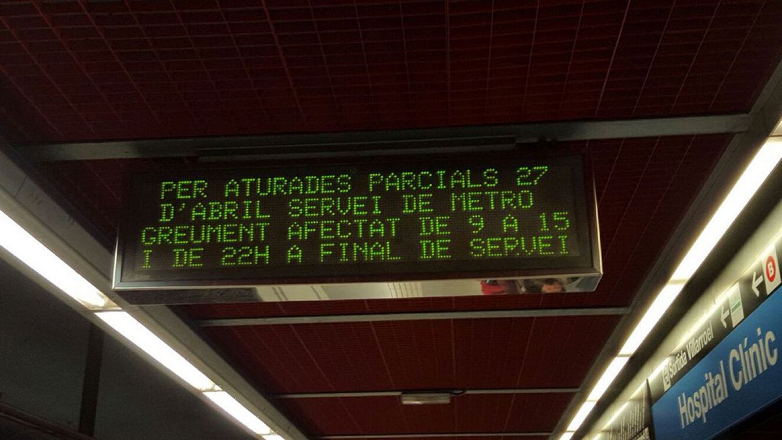 Un panel informa de los horarios de la huelga en el metro de Barcelona