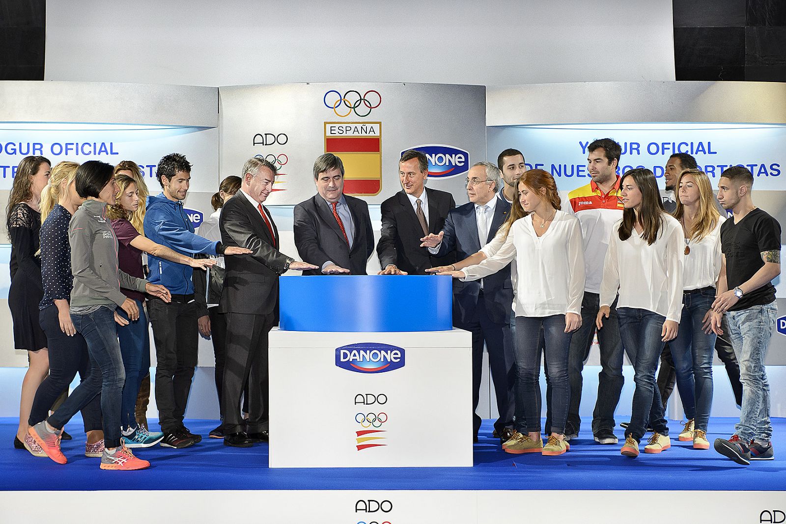 ADO, RTVE y el patrocinador Danone inauguran el marcador de la cuenta atrás que permanecerá en la sede del Comité Olímpico Español
