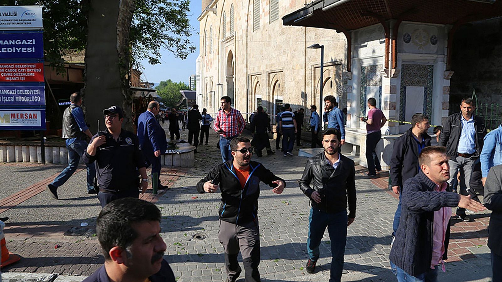 Oficiales de policía acordonan la mezquita de Bursa, en el noroeste de Turquía, donde se ha hecho estallar una terrorista.
