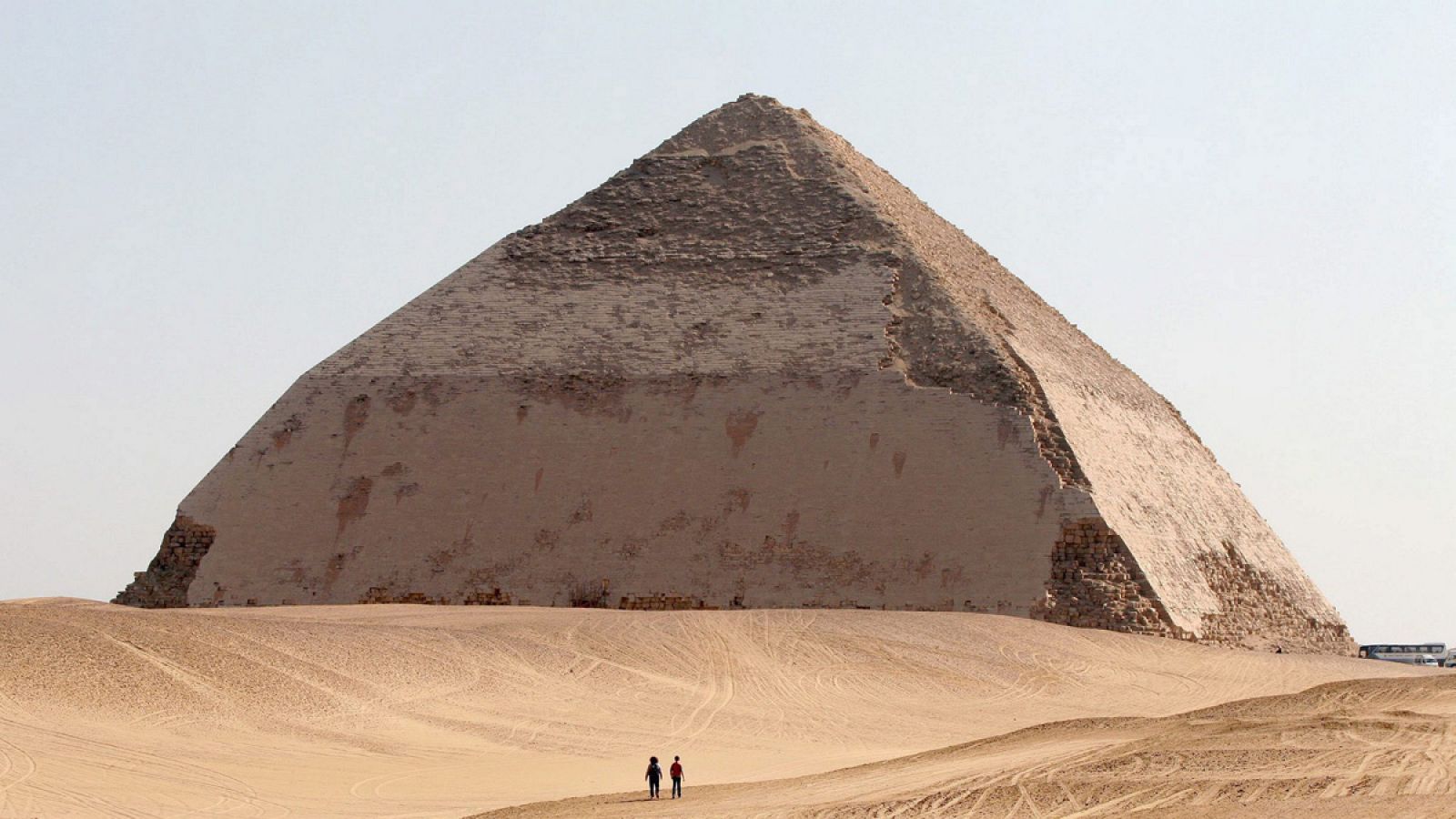 Pirámide Acodada de Dahshur, 30 kilómetros al sur de El Cairo