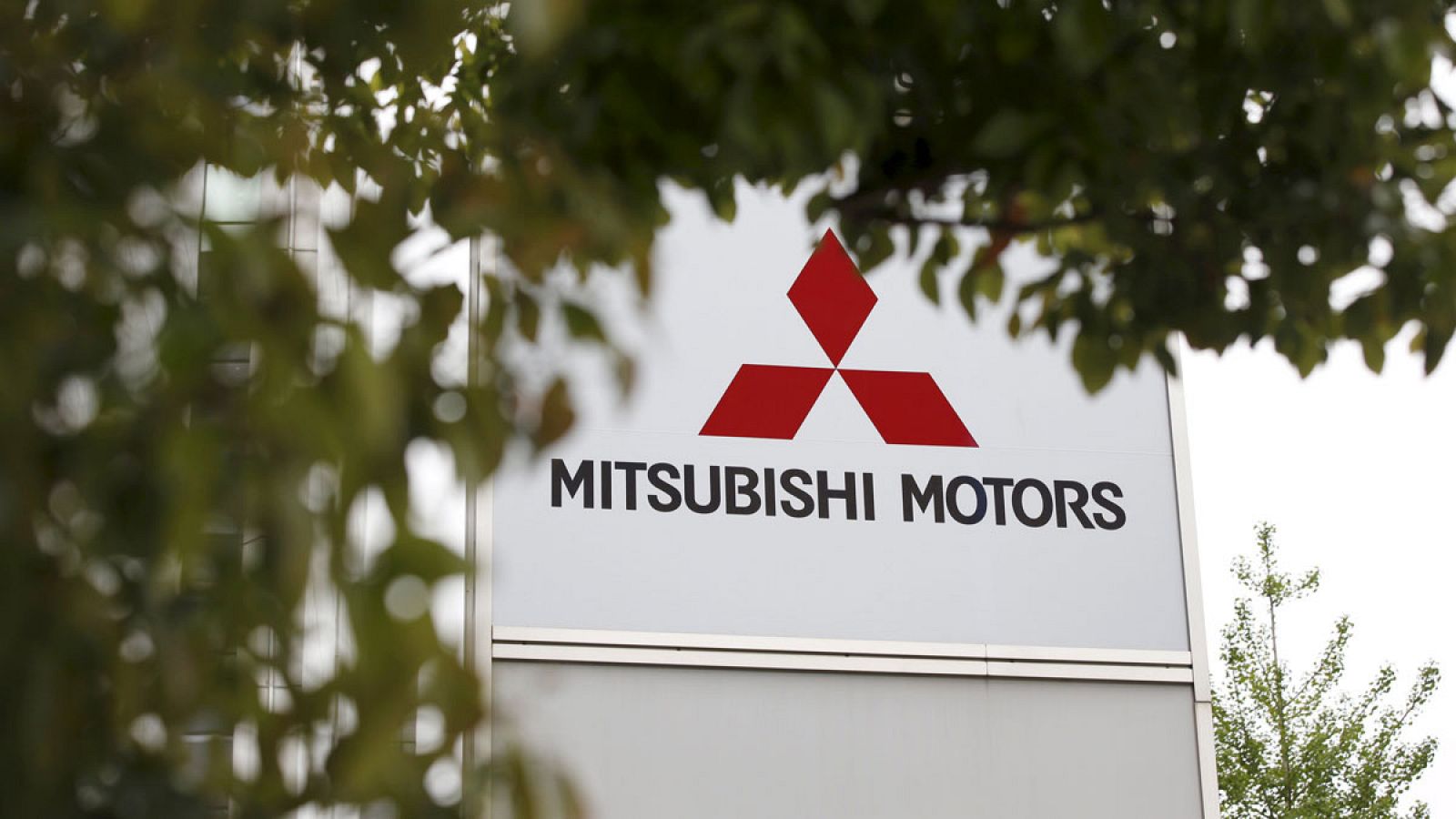 Logo de Mitsubishi en su sede central de Tokio