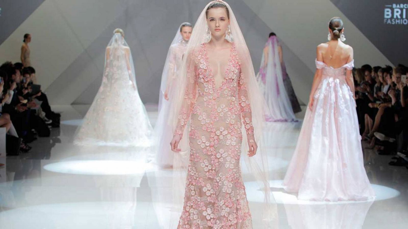 El rosa, el nuevo blanco, coge peso en la moda nupcial. Desfile de Naeem Khan.
