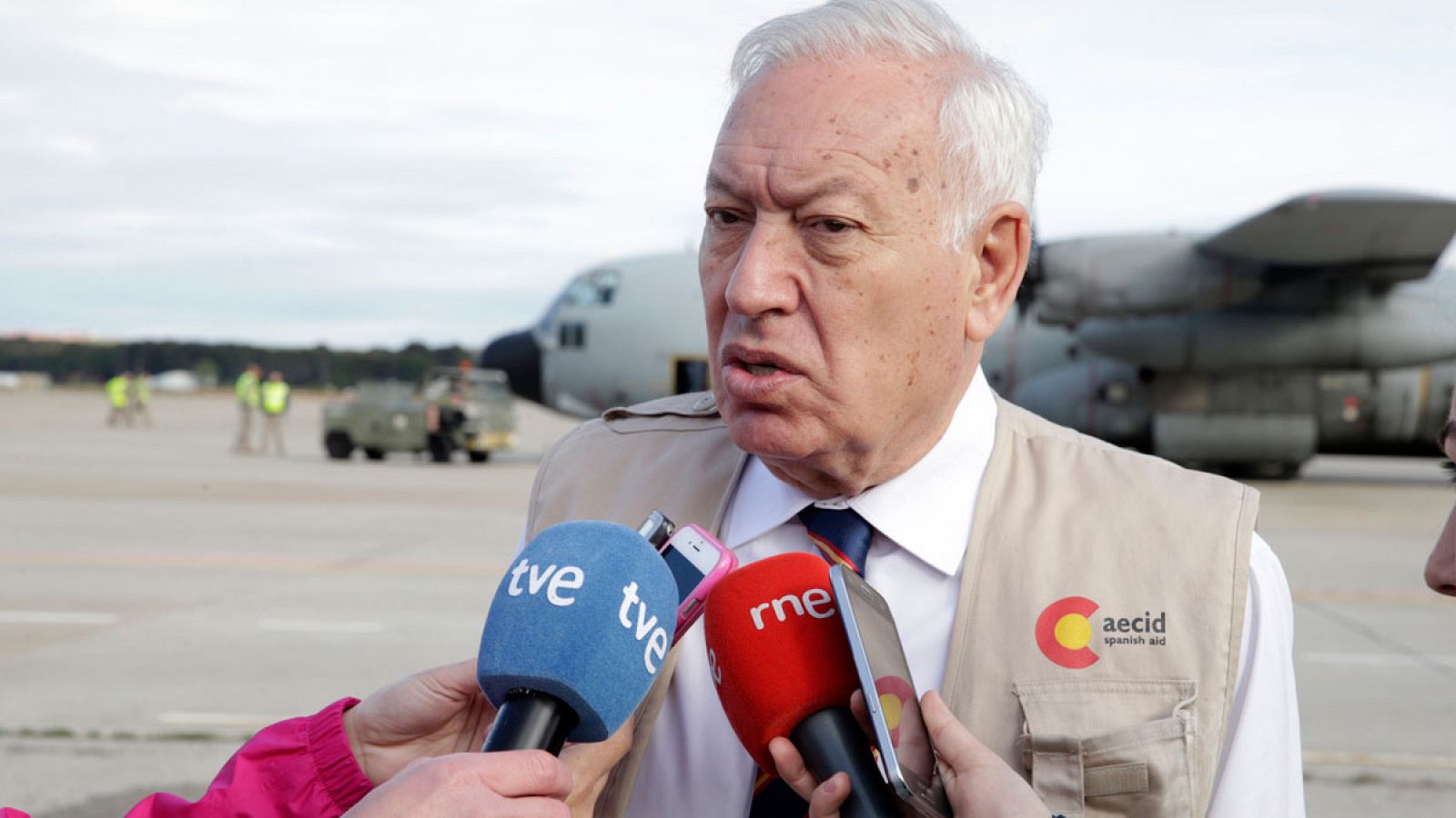 El ministro de Exteriores en funciones, José Manuel García-Margallo, hace declaraciones en la base aérea de Torrejón antes de volar a Trípoli.