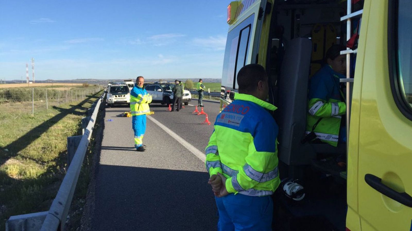 Personal sanitario en la A-3, donde un guardia civil presuntamente mató a otro conductor