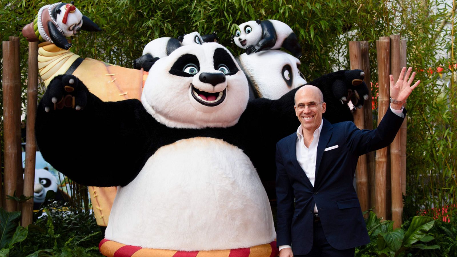 Jeffrey Katzenberg, consejero delegado de Dreamworks Animation, posa con Kung Fu Panda en Londres