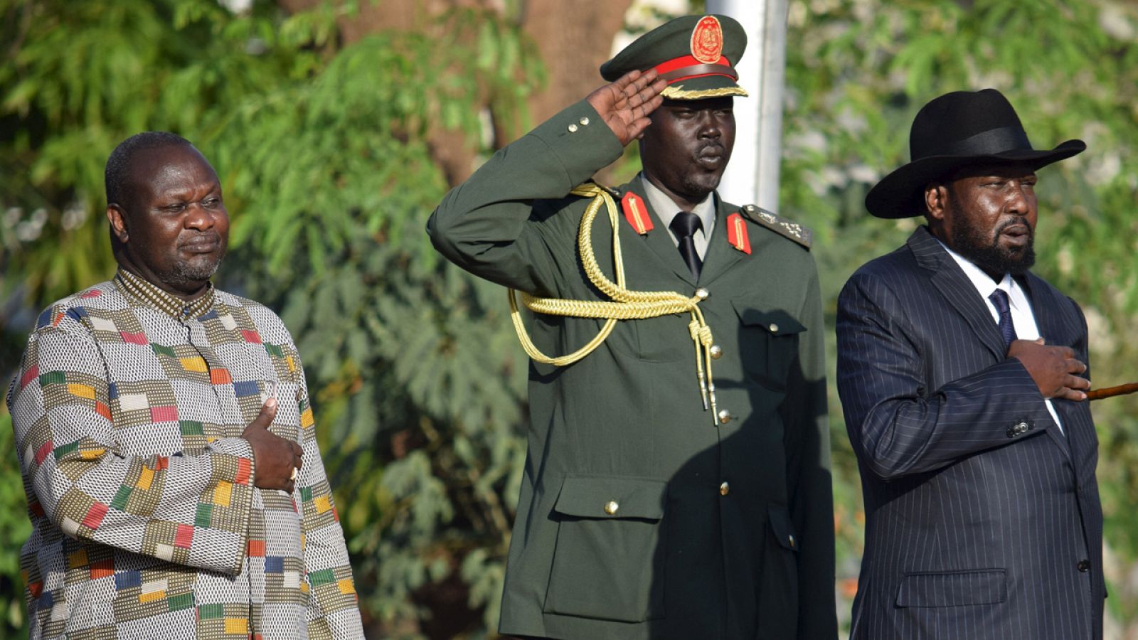 El presidente sursudanés Salva Kiir junto al recién nombrado vicepresidente Riek Machar