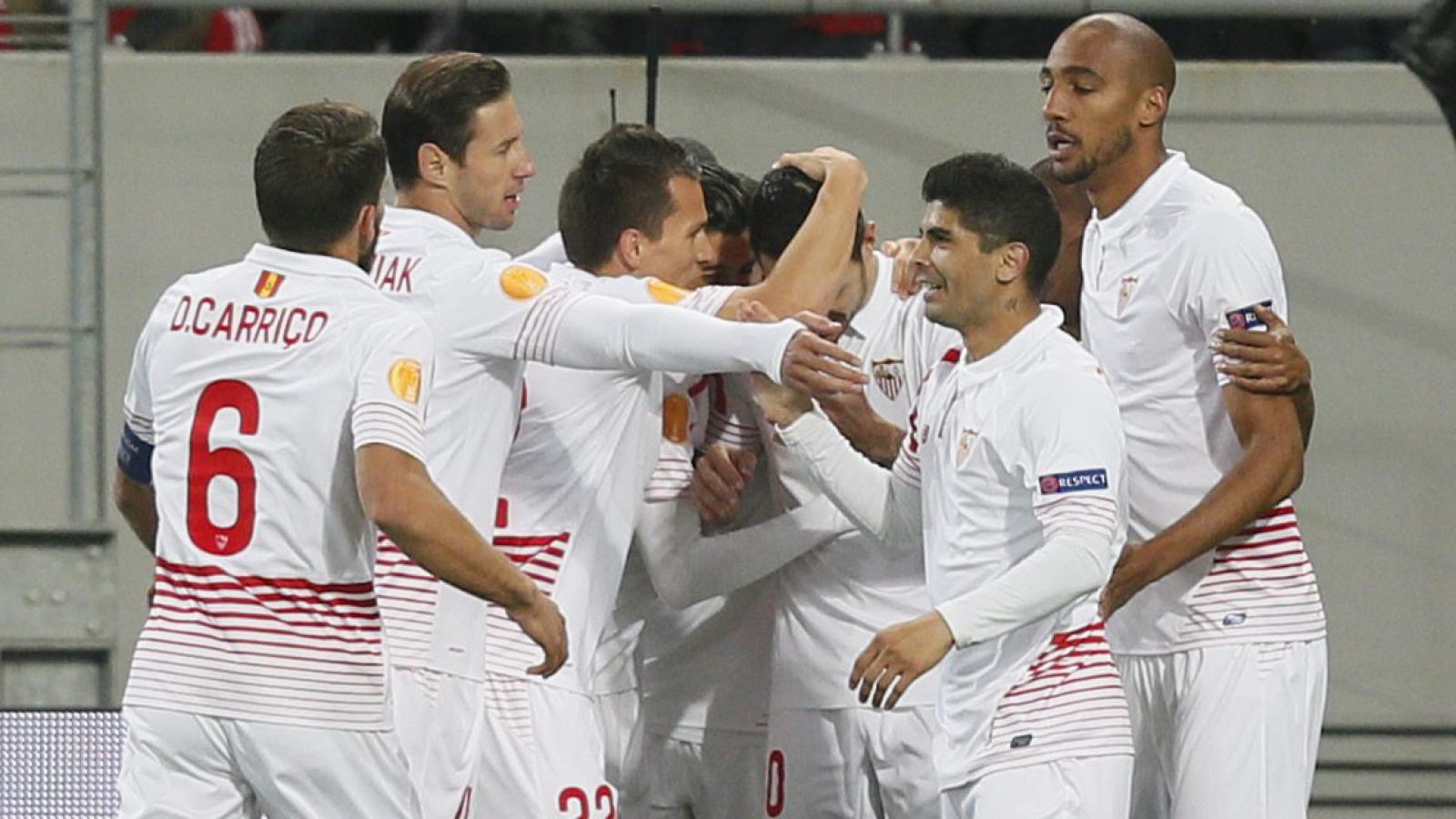Los jugadores del Sevilla celebran el gol de Vitolo