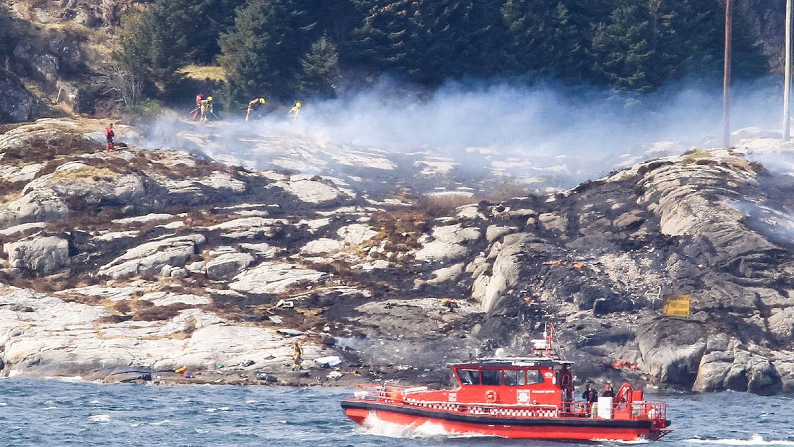 Los equipos de rescate trabajan en la zona donde se ha estrellado el helicóptero en Bergen, Noruega