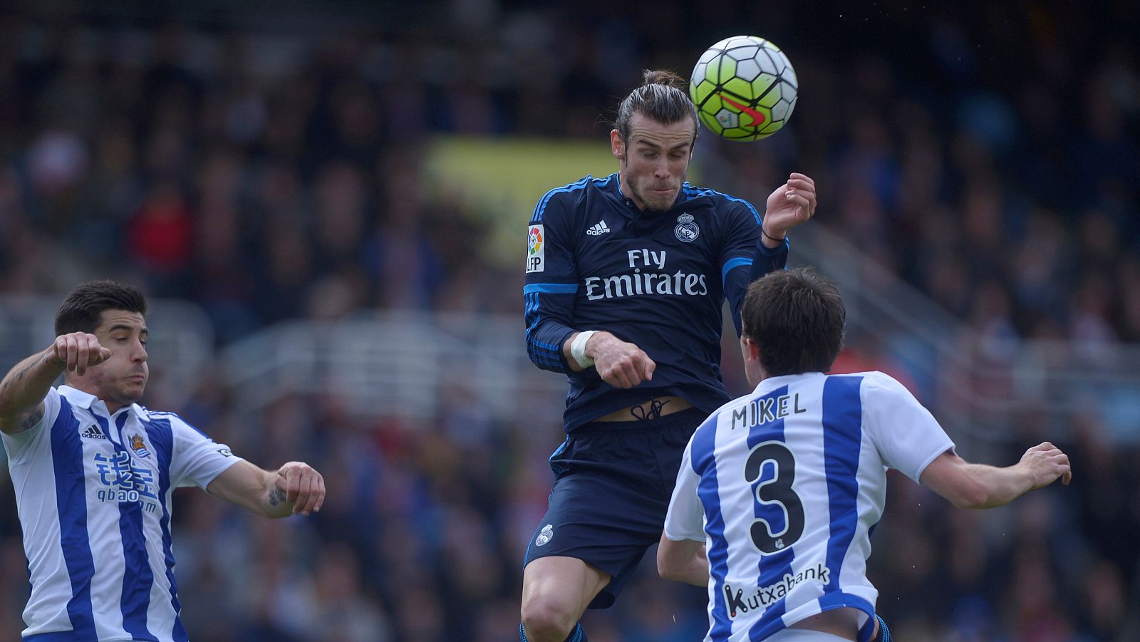 Gareth Bale remata de cabeza ante los defensores donostiarras