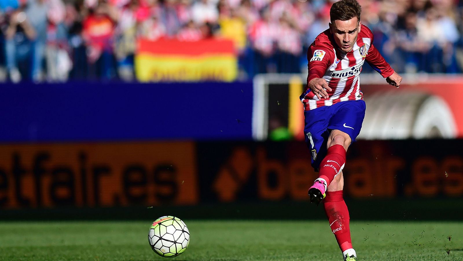 Griezmann remata ante el Rayo.