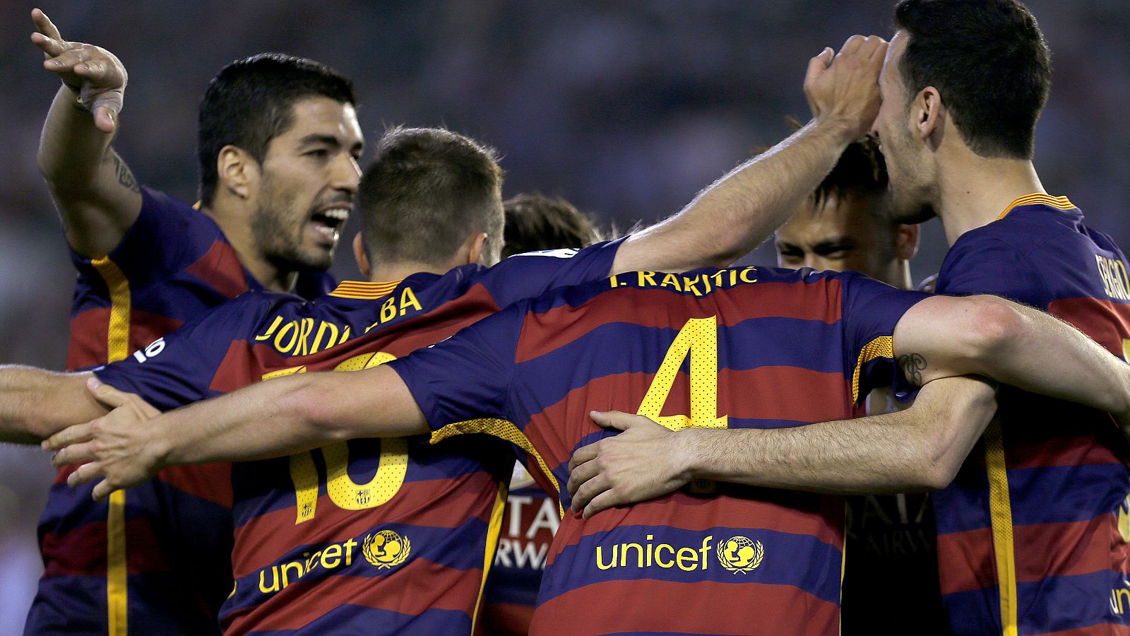Los jugadores del Barcelona celebran el primer tanto de Rakitic.