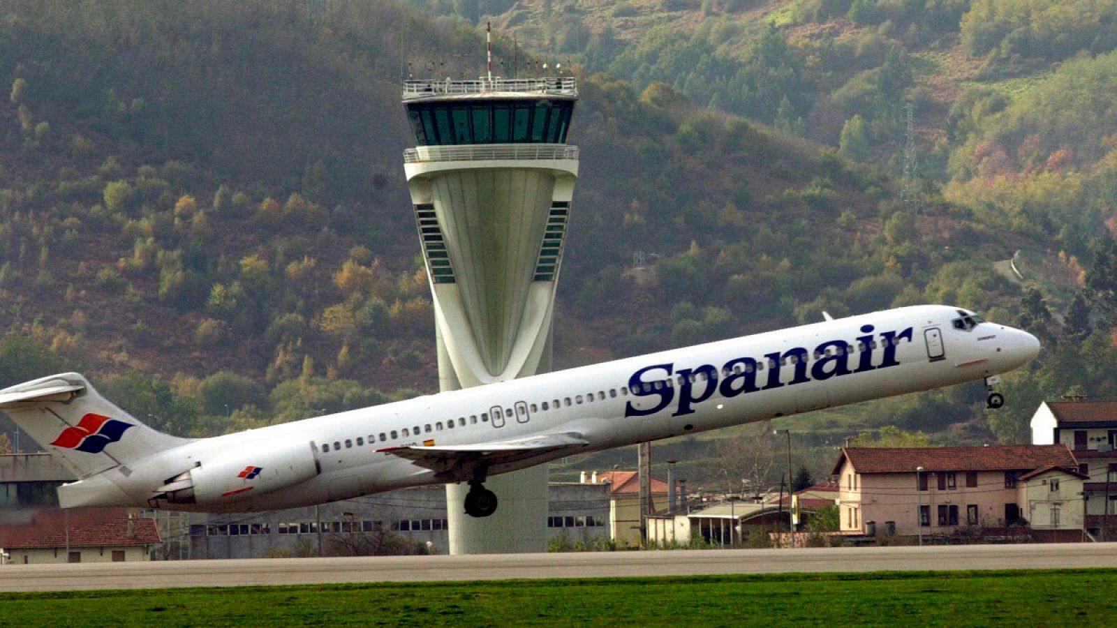 Foto de archivo de un avión de Spanair despegando del aeropuerto de Bilbao