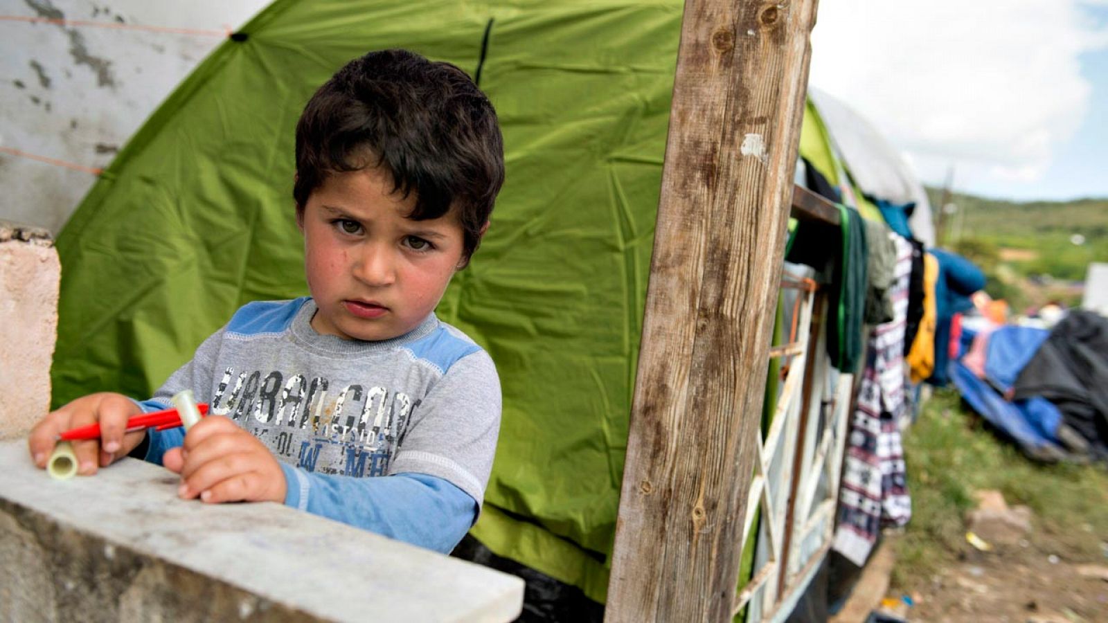 Un niño juega en el campo de refugiados de Idomeni, en la frontera de Grecia con Macedonia
