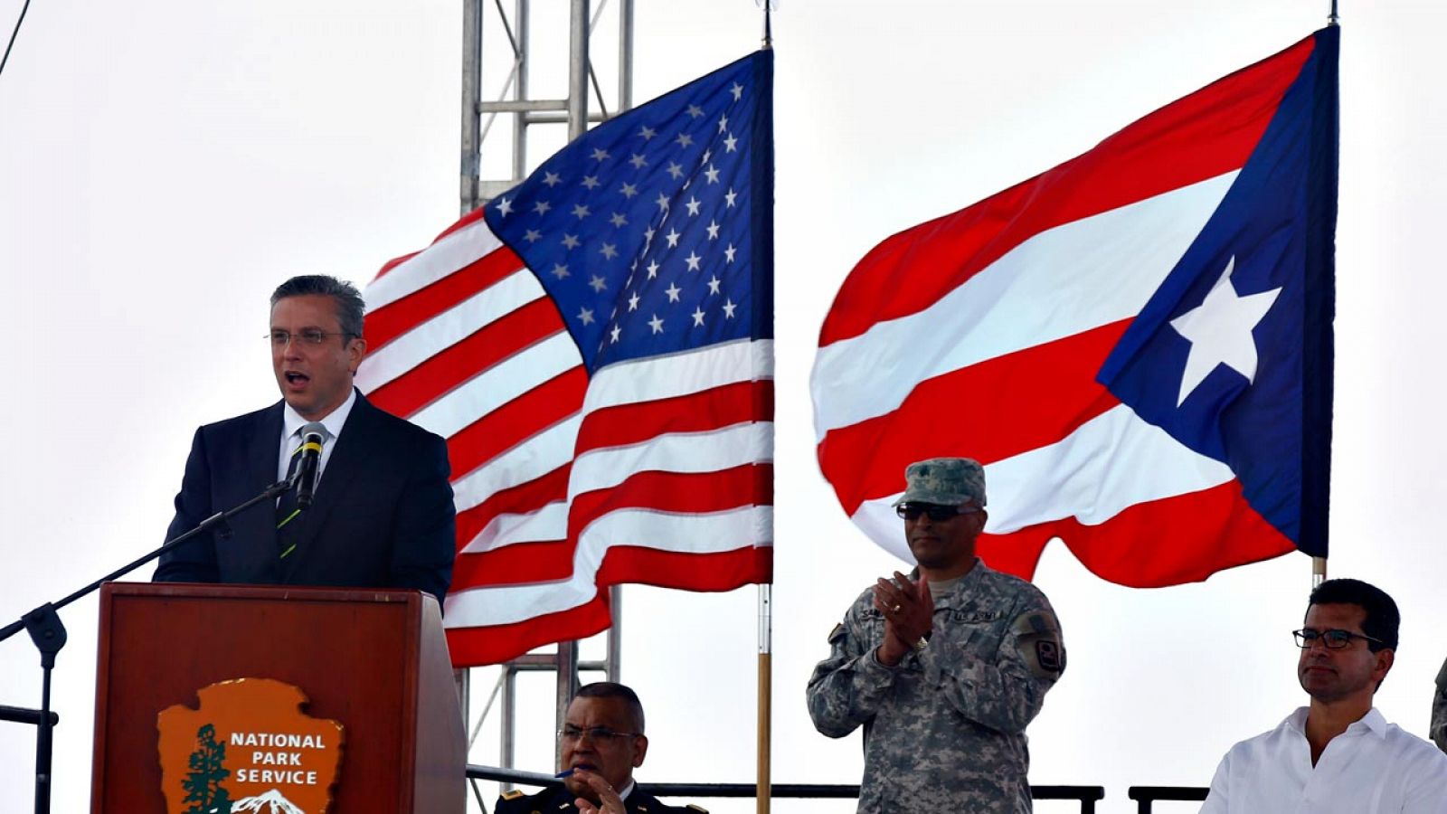 El gobernador de Puerto Rico, Alejandro García Padilla, pronuncia un discurso en un acto con veteranos de guerra a finales de abril