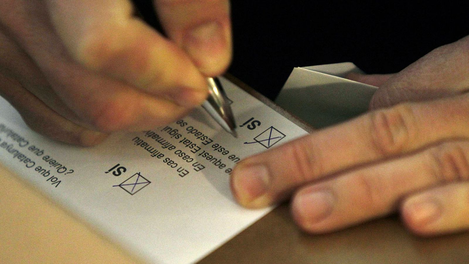 Un hombre emite el voto en la consulta soberanista catalana del 9 de noviembre de 2014.