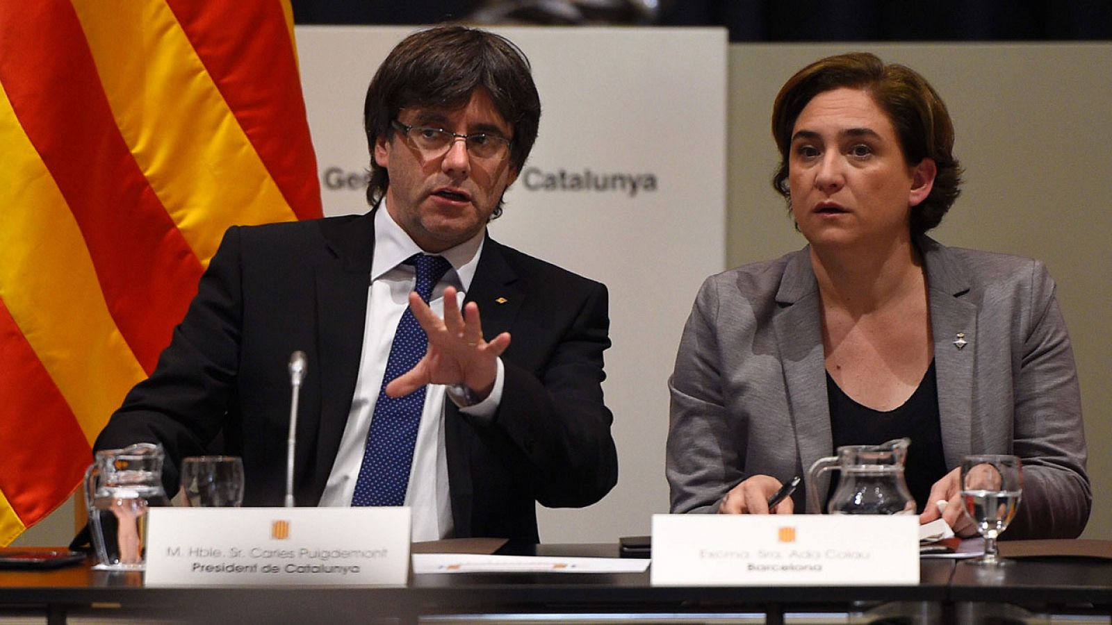 Carles Puigdemont y Ada Colau, en la cumbre en defensa de la ley de emergencia social