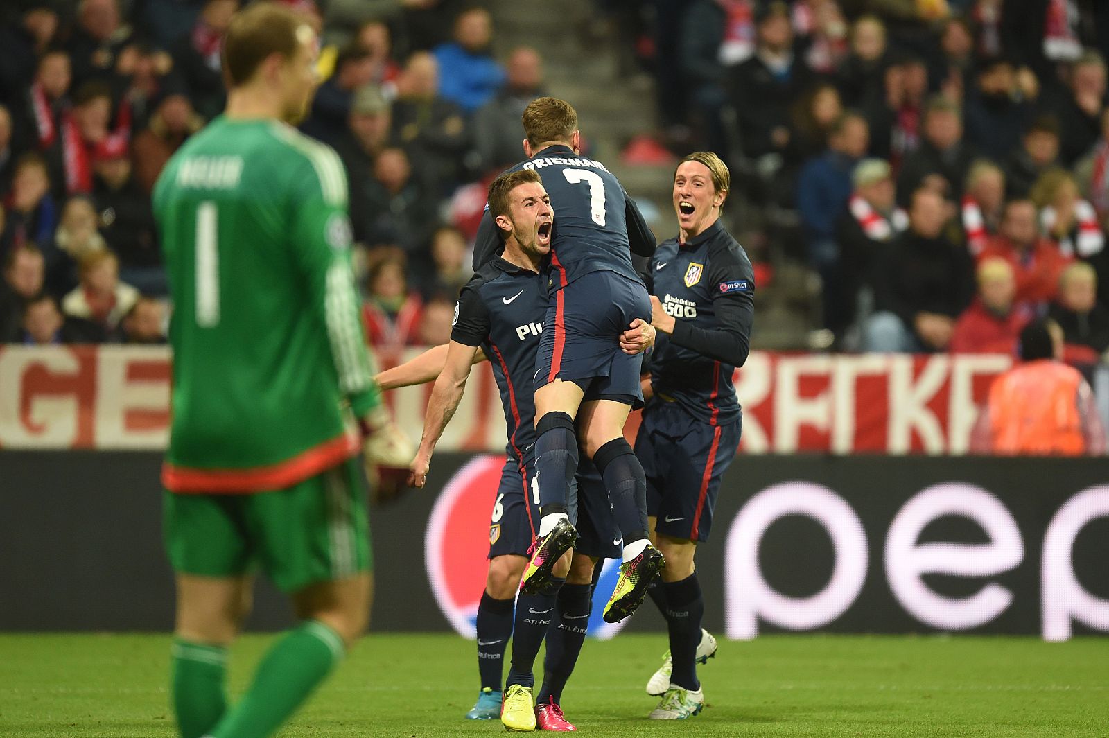 Griezmann celebra el 1-1 con Gabi y Torres