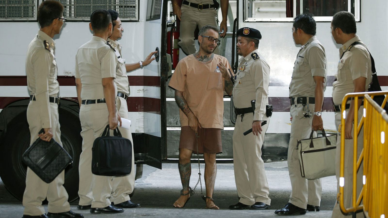 El español Artur Segarra (c) a su llegada a la Corte Criminal de Tailandia