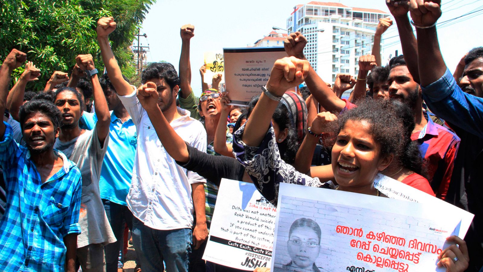 Un grupo de personas se manifiesta contra la violación y mutilación de una mujer en la ciudad estado de Kerala el pasado 3 de mayo.