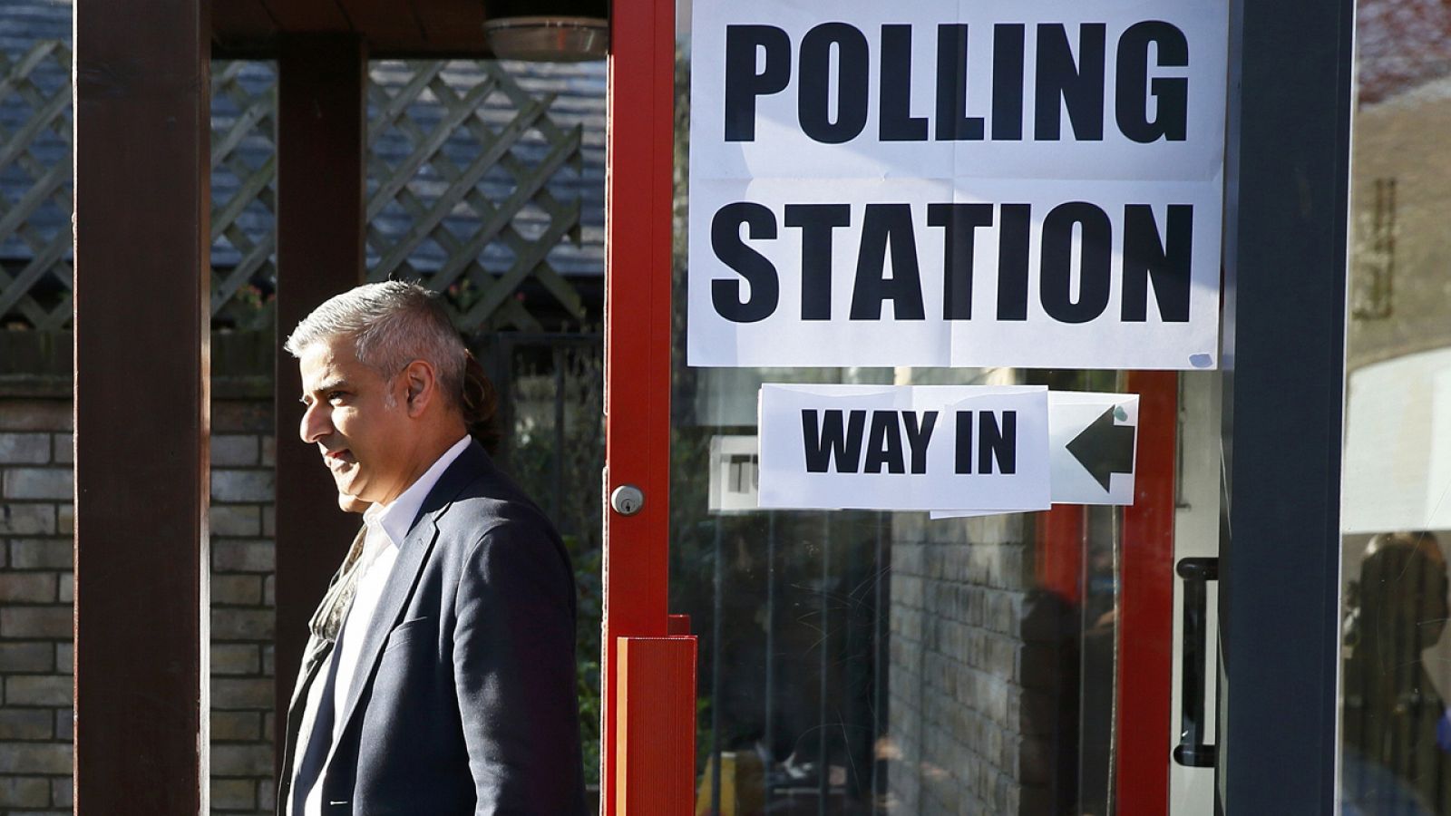 El candidato laborista a la alcaldía de Londres, Sadiq Khan, en su colegio electoral