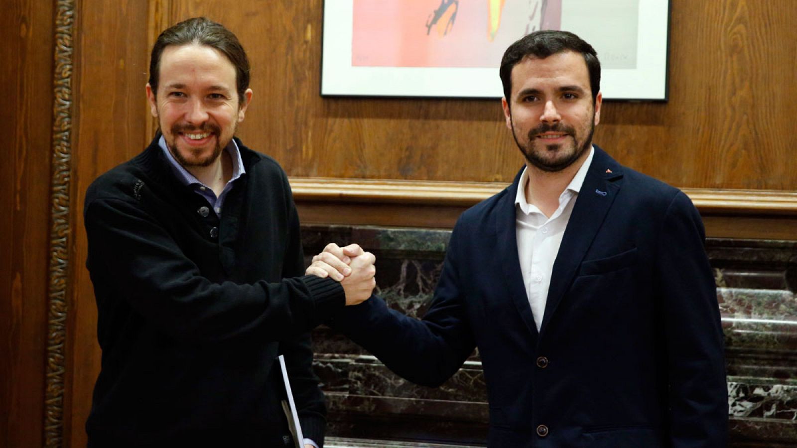 El secretario general de Podemos, Pablo Iglesias, y el portavoz de IU-UP, Alberto Garzón