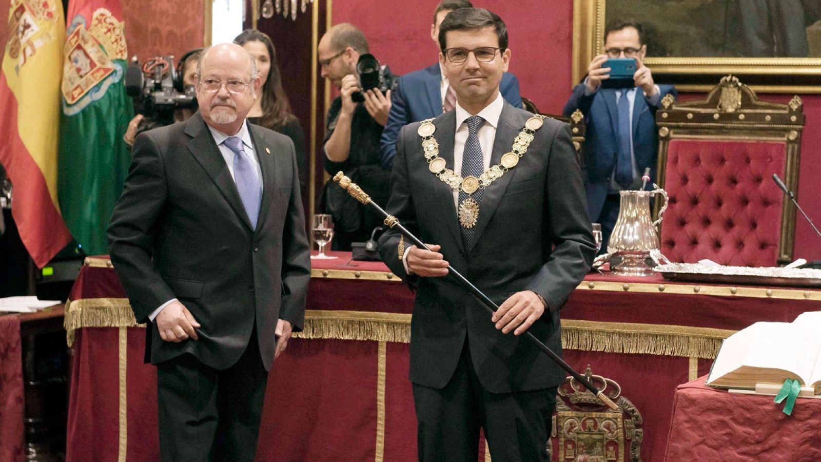 El socialista Francisco Cuenca, tras recibir el collar y el bastón de mando como alcalde de Granada.