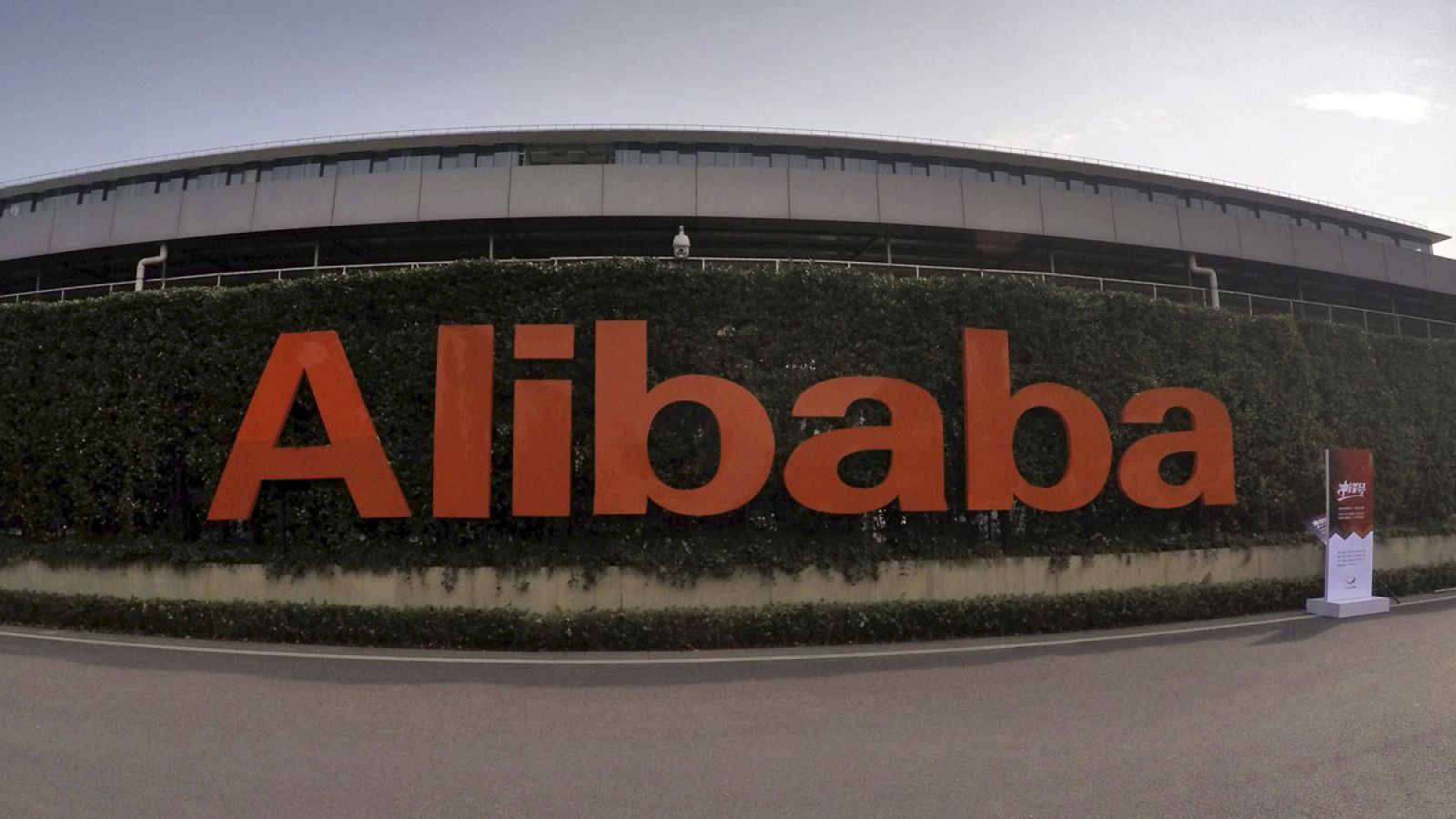 Logo de Alibaba en la sede de Hangzhou