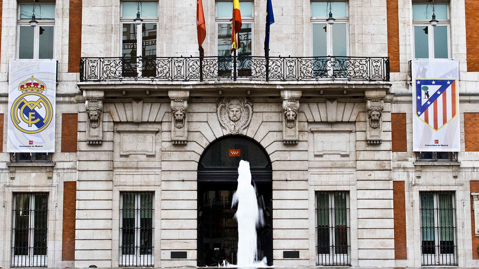 Los escudos de Real Madrid y Atlético en la entrada de la Casa de Correos