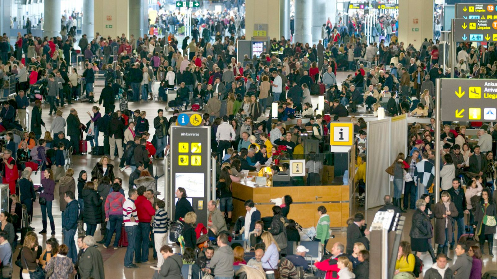 Una imagen del aeropuerto de Málaga tras al abandono de los controladores de sus puestos de trabajo (04/12/2010)