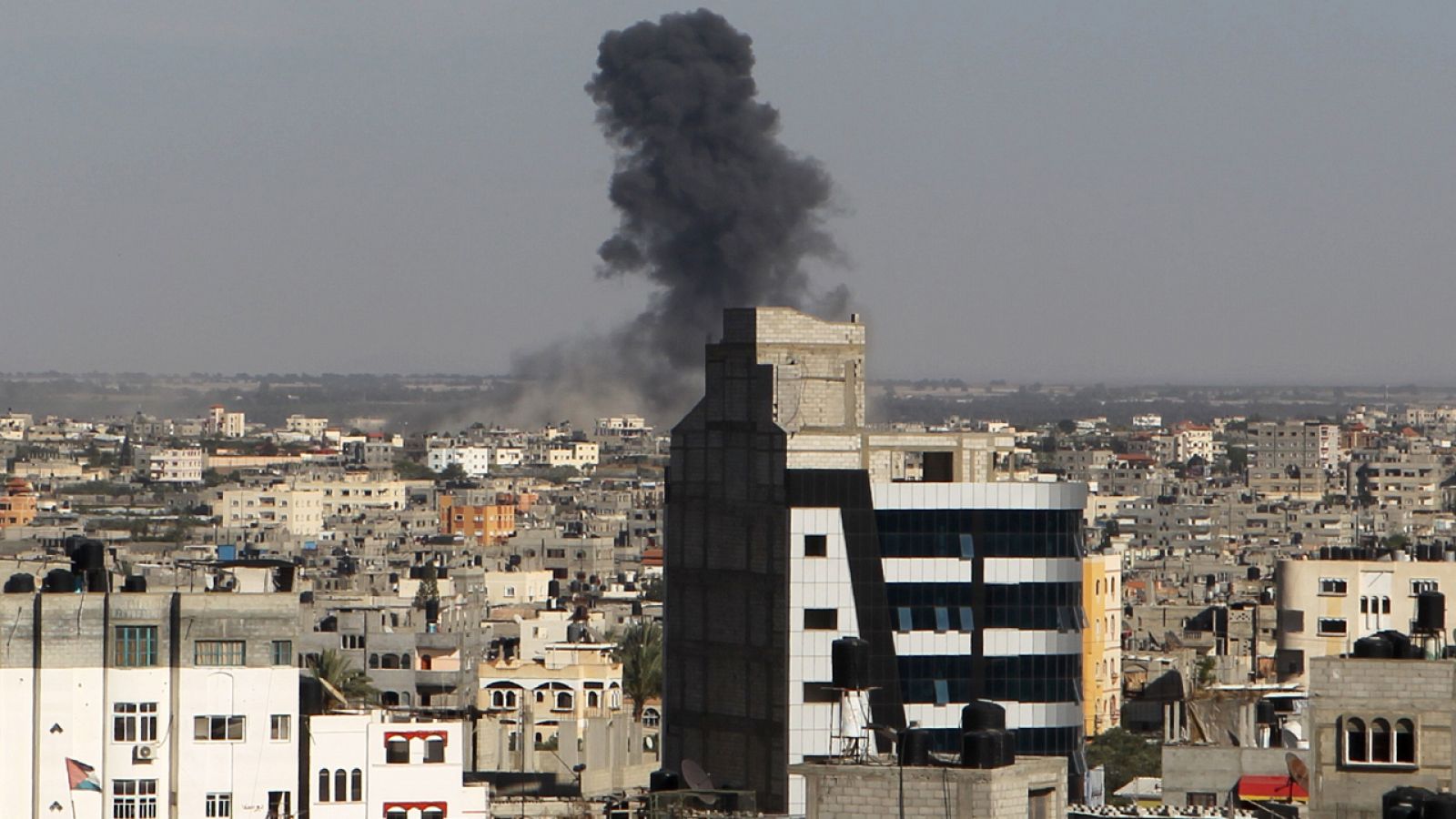 Columna de humo fotografiada en Gaza tras un ataque aéreo israelí