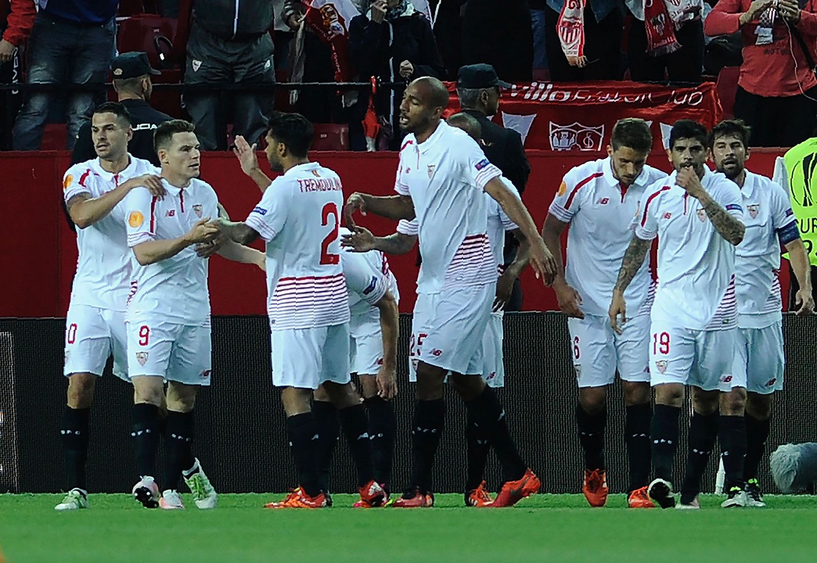 Gameiro celebra con sus compañeros el primer gol ante el Shakhtar.