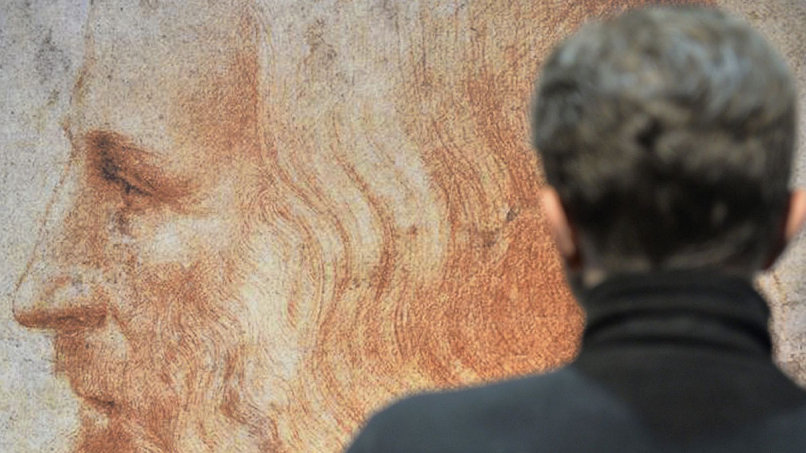 Un hombre observa el autorretrato del artista renacentista Leonardo Da Vinci en una exposición dedicada a éste en Bremen (Alemania) en mayo de 2014.