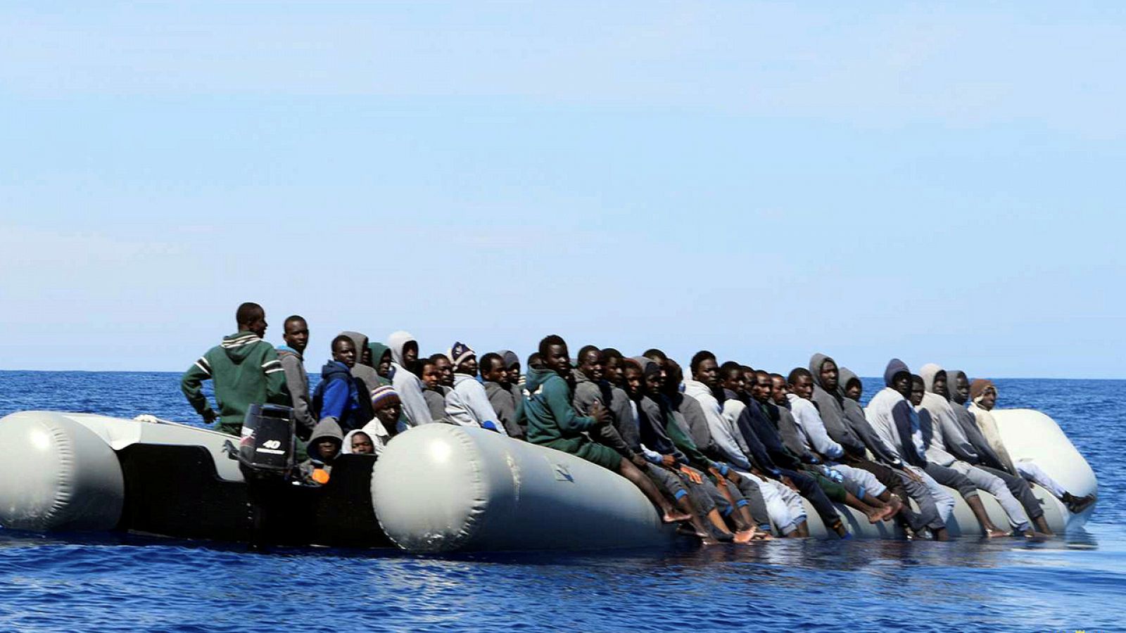 Migrantes localizados por la Marina italiana durante una patrulla de rescate cerca de Sicilia