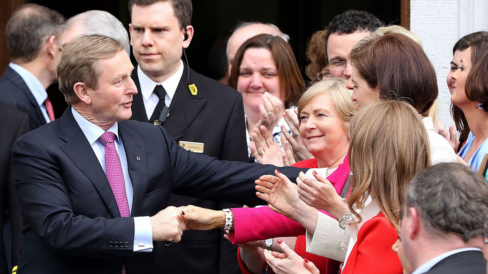 El líder del democristiano Fine Gael, Enda Kenny, es felicitado a la salida del Parlamento irlandés, donde ha sido reelegido como primer ministro.