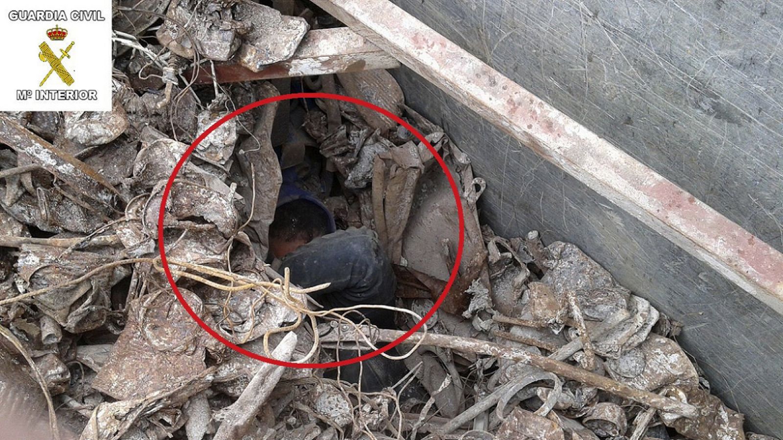Uno de los 15 menores escondidos entre la chatarra que han sido rescatados por la Guardia Civil