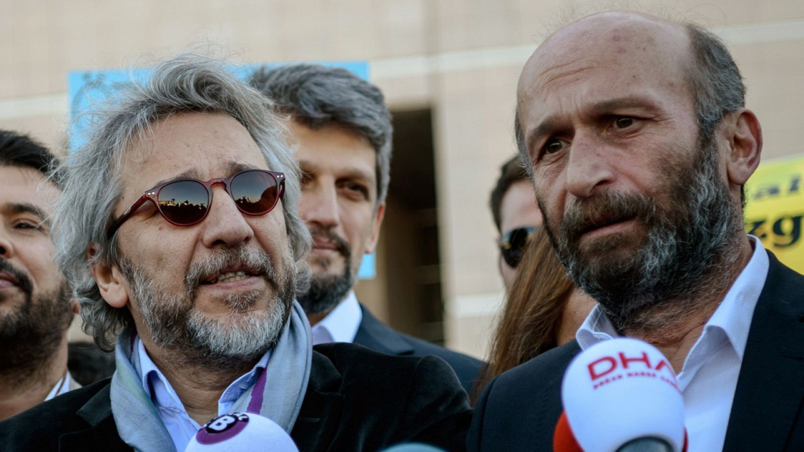 Los periodistas turcos Can Dündar y Erdem Gül a la salida del juzgado en Estambul